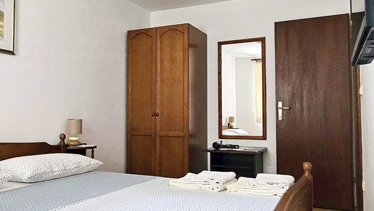 Bedroom with a wardrobe in the apartment