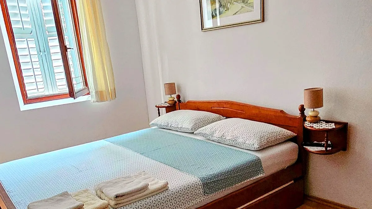 Bedroom with a double bed in the apartment