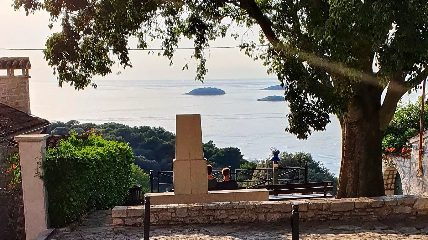 Shaded viewpoint with a sea view in Vrsar